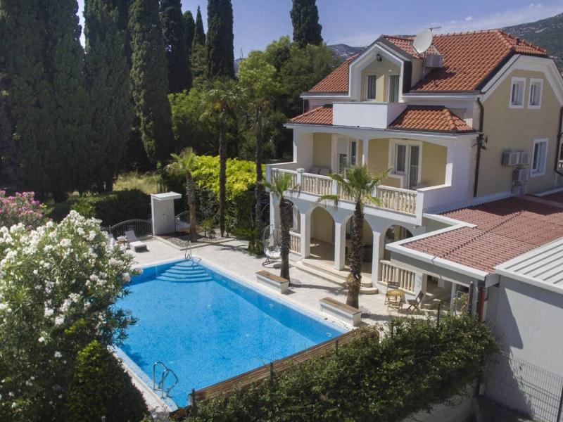 Villa Eterna , 