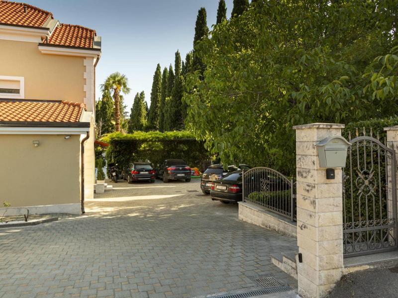 Villa Eterna , 
