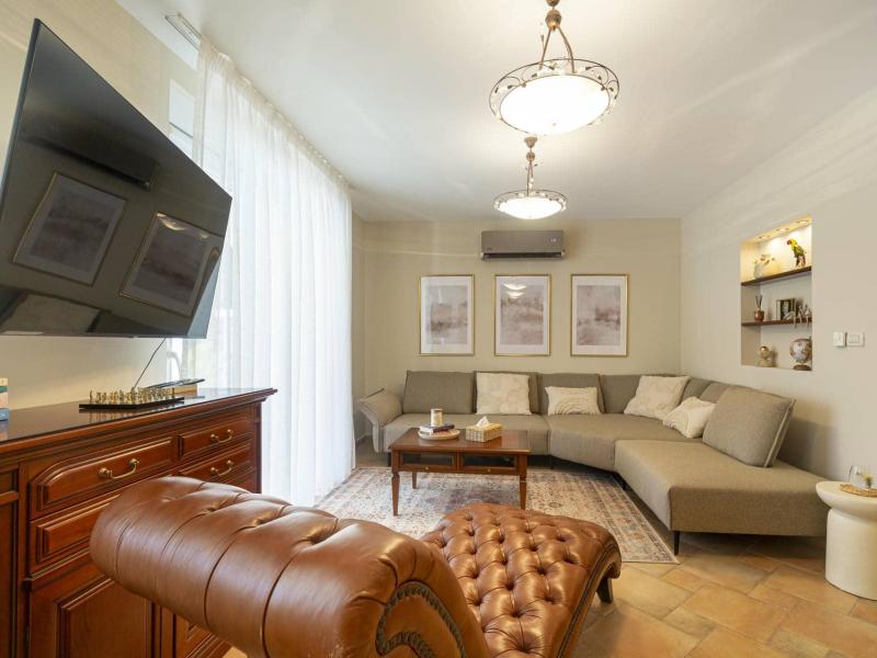 Villa Eterna , 