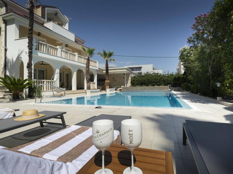 Villa Eterna , 