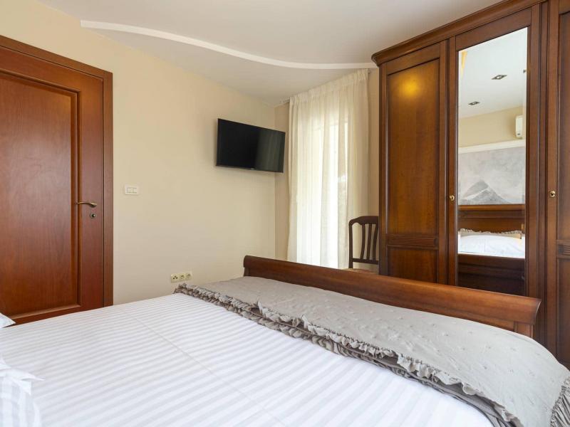 Villa Eterna , 