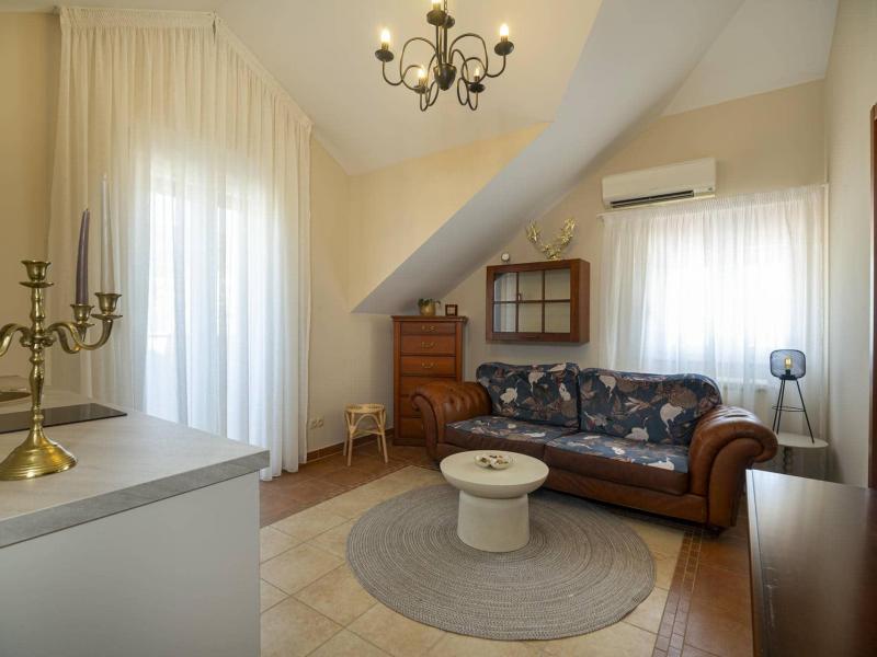 Villa Eterna , 