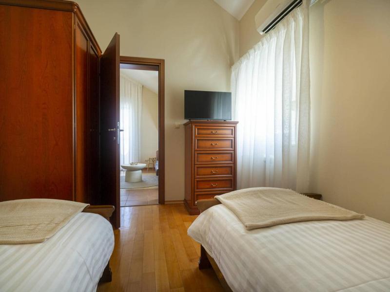 Villa Eterna , 